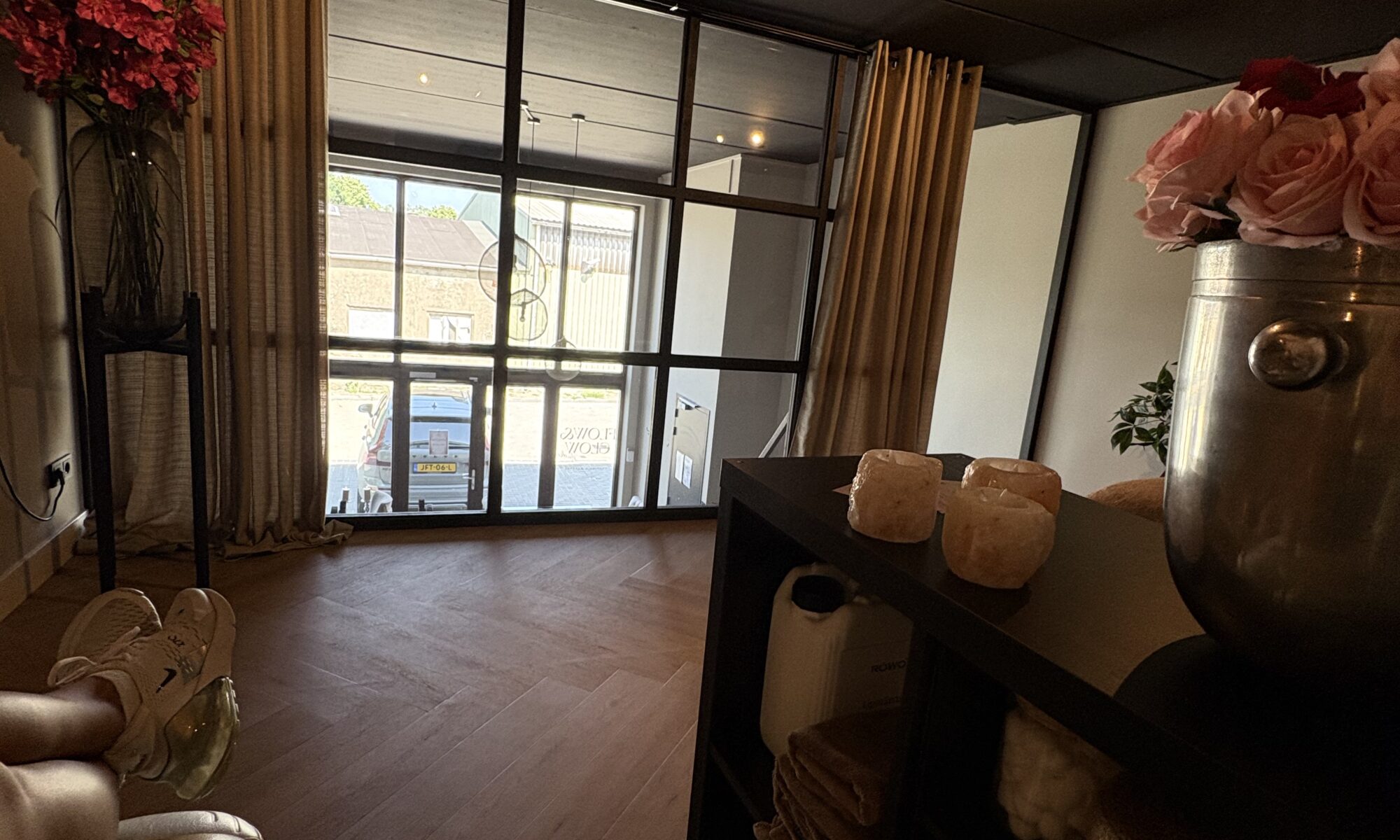 Uitzicht vanuit de beautyruimte van Jainy’s Beauty Lounge in Utrecht met een stijlvolle, professionele werkomgeving voor beautyprofessionals.